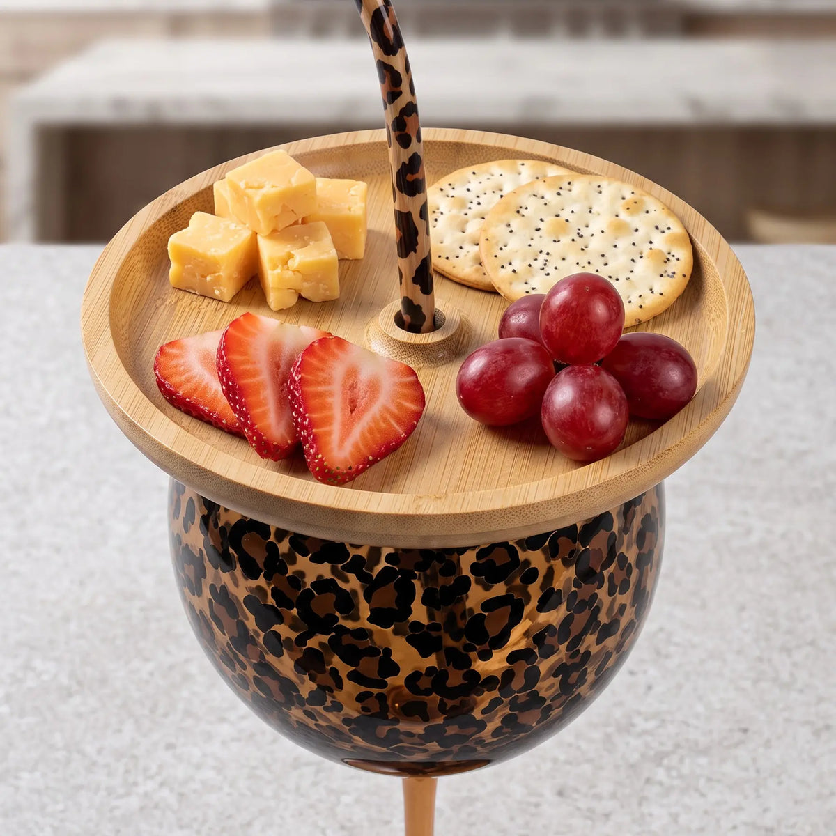 Weingläser- und Snackplatten-Set mit Leopardenmuster