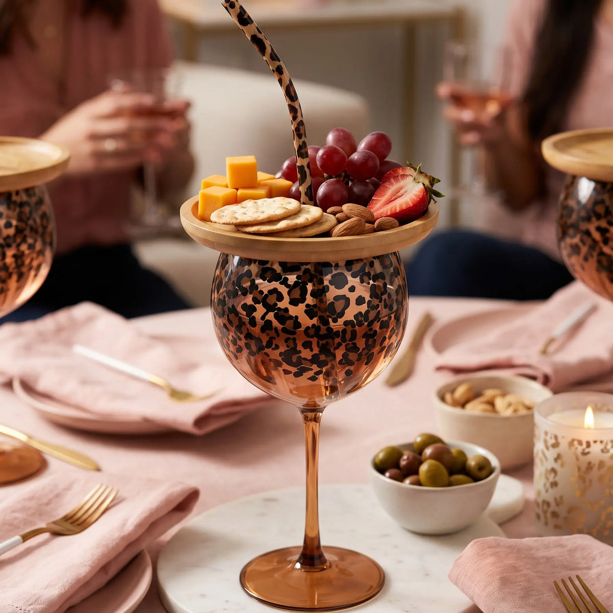 Weingläser- und Snackplatten-Set mit Leopardenmuster