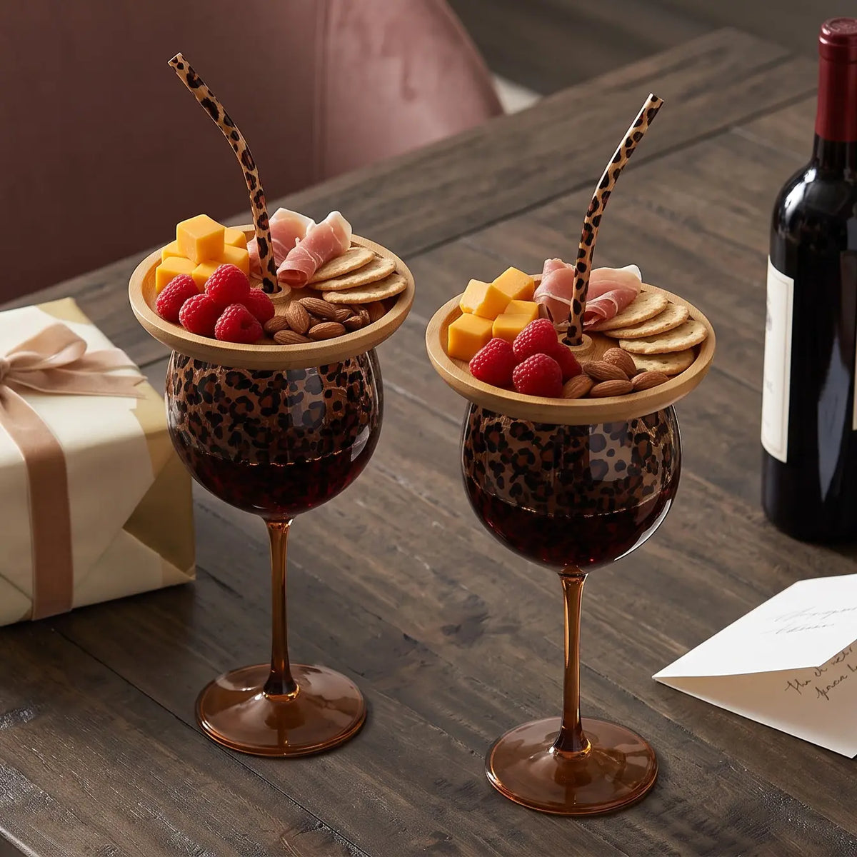 Weingläser- und Snackplatten-Set mit Leopardenmuster