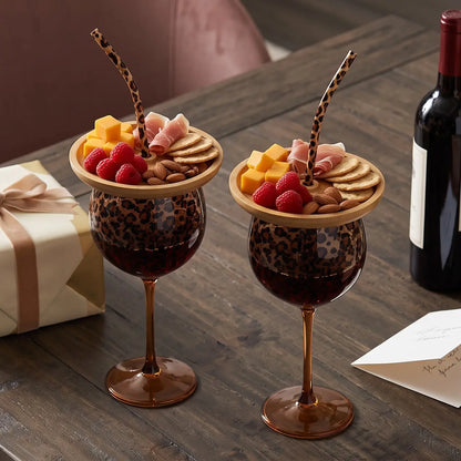 Weingläser- und Snackplatten-Set mit Leopardenmuster