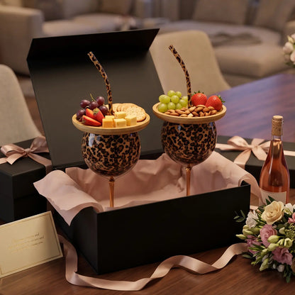 Weingläser- und Snackplatten-Set mit Leopardenmuster