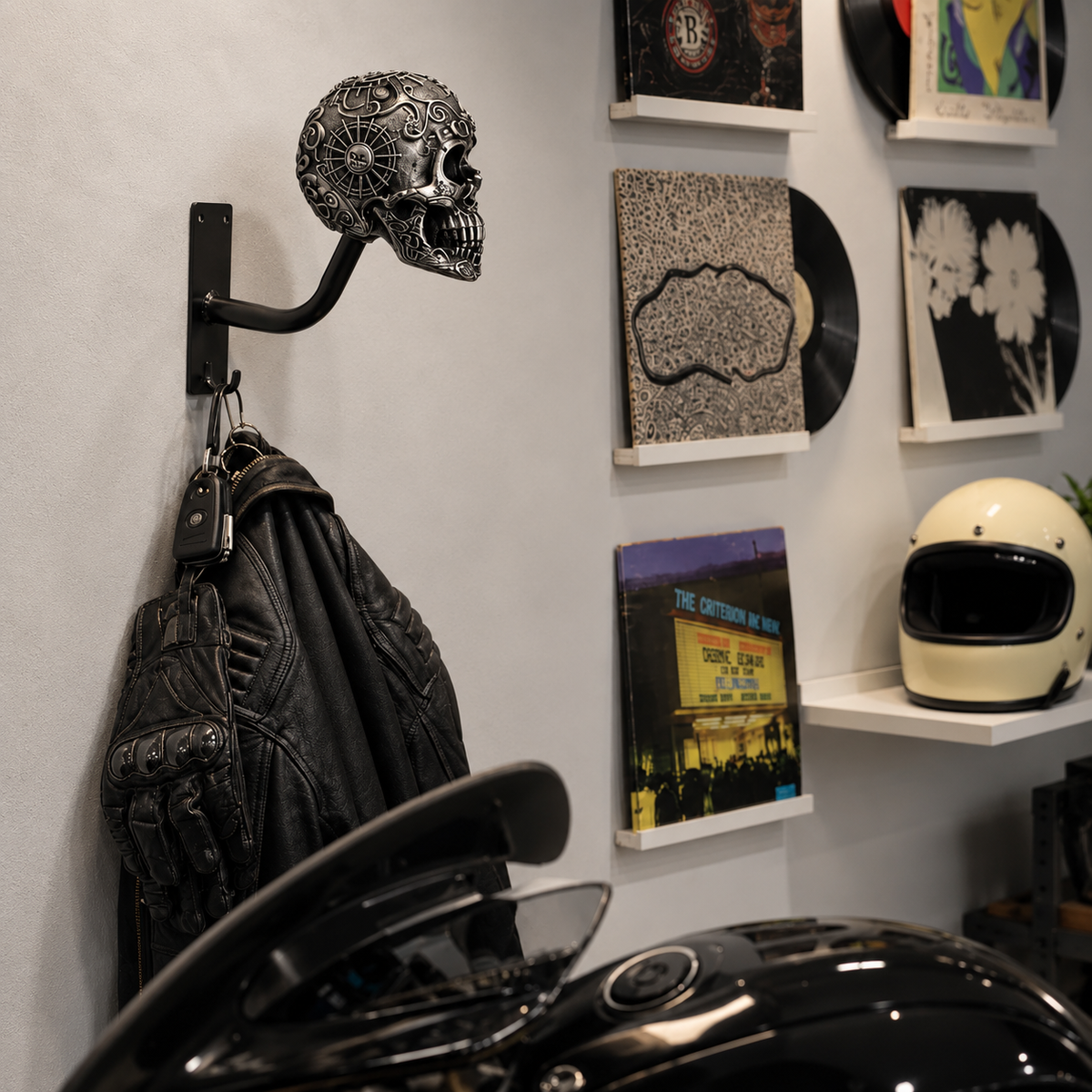 Motorradhelm-Halterung „Totenkopf“ – Wandhalterung im Punk-Totenkopf-Design für Helme, Jacken & Garagendekoration