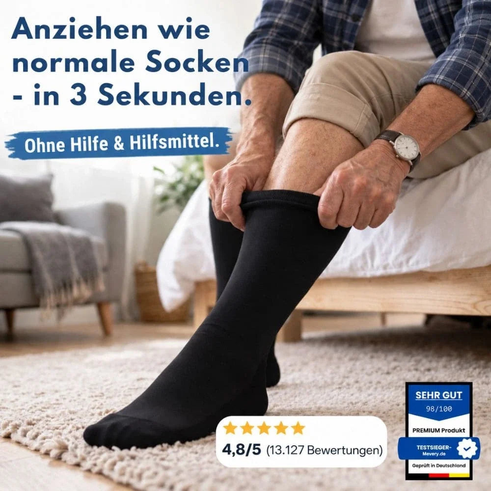 Mann sitzt auf der Bettkante und zieht schwarze Mevery Kompressionsstrümpfe für Herren ohne Hilfe an