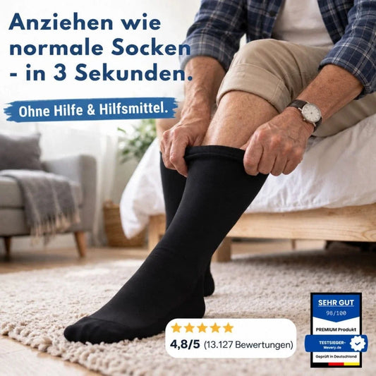 Mann sitzt auf der Bettkante und zieht schwarze Mevery Kompressionsstrümpfe für Herren ohne Hilfe an